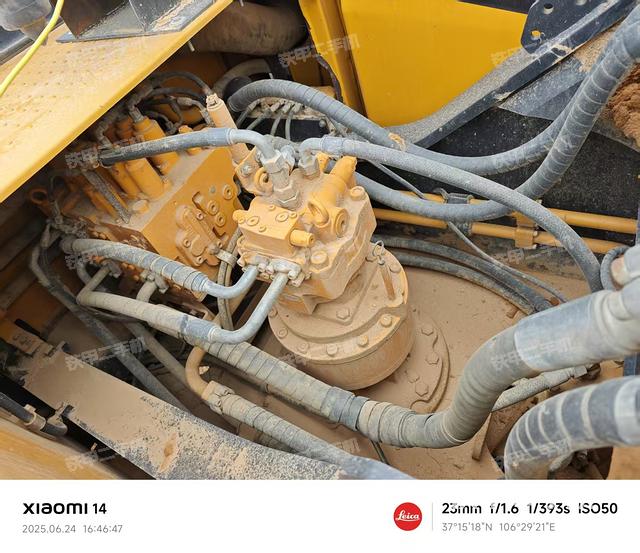 回转马达和主控阀(整机外观) 回转马达和主控阀(整机外观)