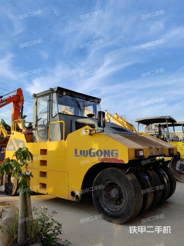 右前45°（压路机整机外观）