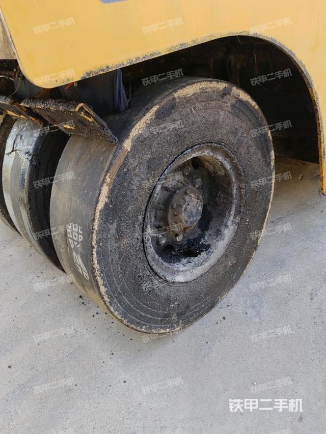 前车架正右侧（压路机前后车架）