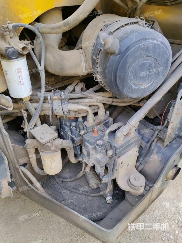 发动机右侧全景（压路机发动机舱）