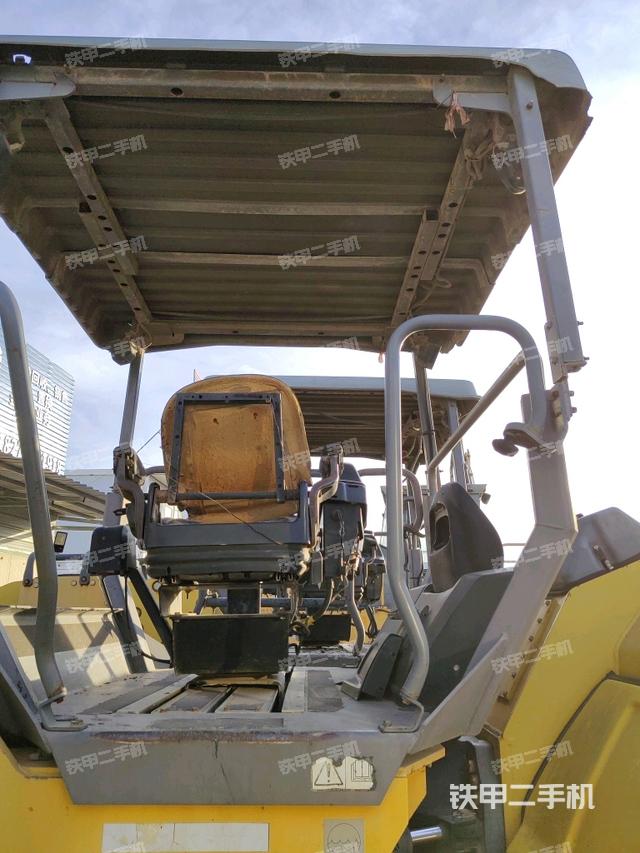 前轮右侧减震块连接及部件（压路机前后车架）