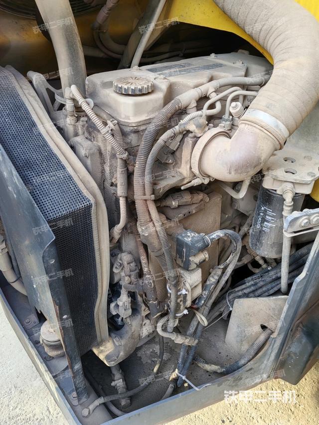 发动机左侧全景（压路机发动机舱）
