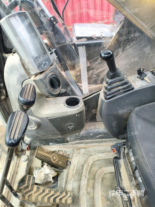 驾驶室整体(整机外观) 驾驶室整体(整机外观)