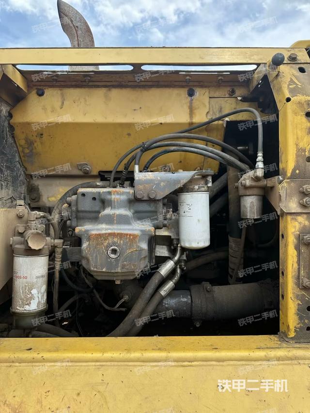 液压泵舱室正面整体(整机外观) 液压泵舱室正面整体(整机外观)