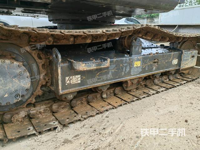 单侧履带整体(整机外观) 单侧履带整体(整机外观)