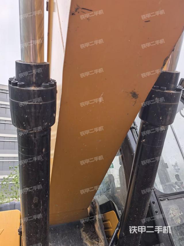 大臂油缸整体 竖拍(工作和回转装置) 大臂油缸整体 竖拍(工作和回转装置)