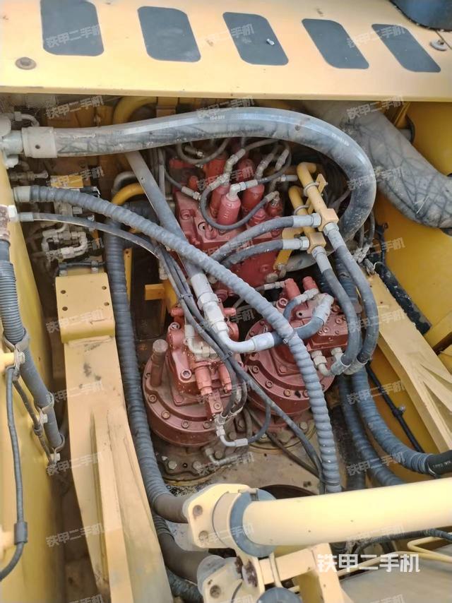 回转马达和主控阀(整机外观) 回转马达和主控阀(整机外观)