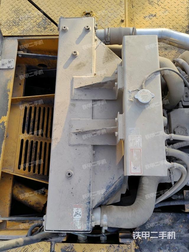 分动箱或变速箱（压路机发动机舱）