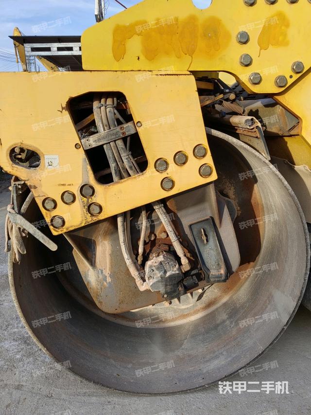 前车架正左侧（压路机前后车架）