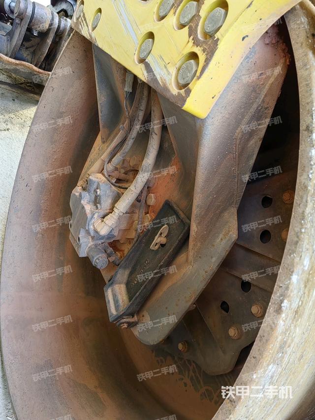 铰接正左侧（压路机前后车架）