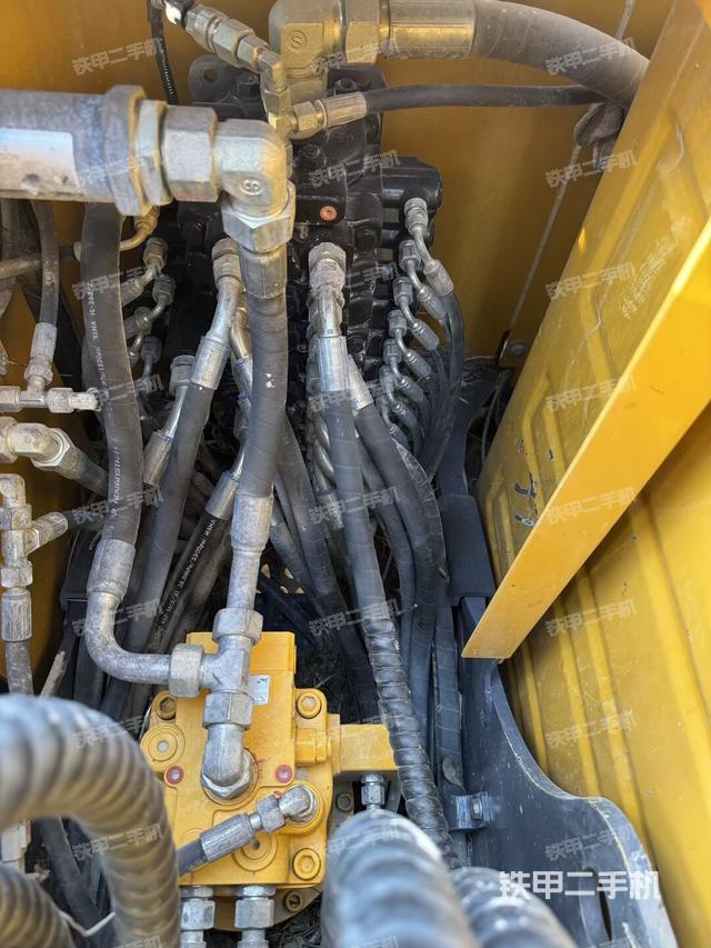 回转马达和主控阀（整机外观）