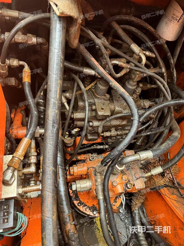 回转马达和主控阀(整机外观) 回转马达和主控阀(整机外观)