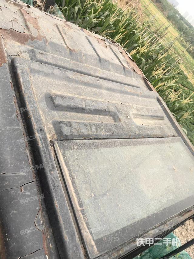 驾驶室顶部(整机外观) 驾驶室顶部(整机外观)