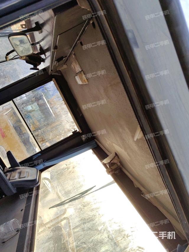 右侧正面照（压路机驾驶室）