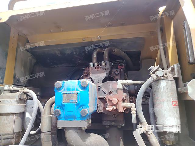 液压泵舱室正面整体（整机外观）