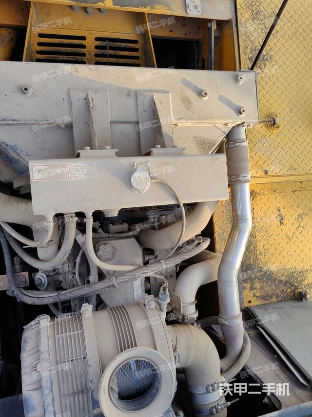 发动机舱液压泵全景（压路机发动机舱）