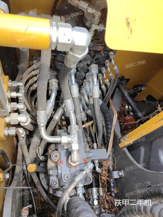 回转马达和主控阀(整机外观) 回转马达和主控阀(整机外观)