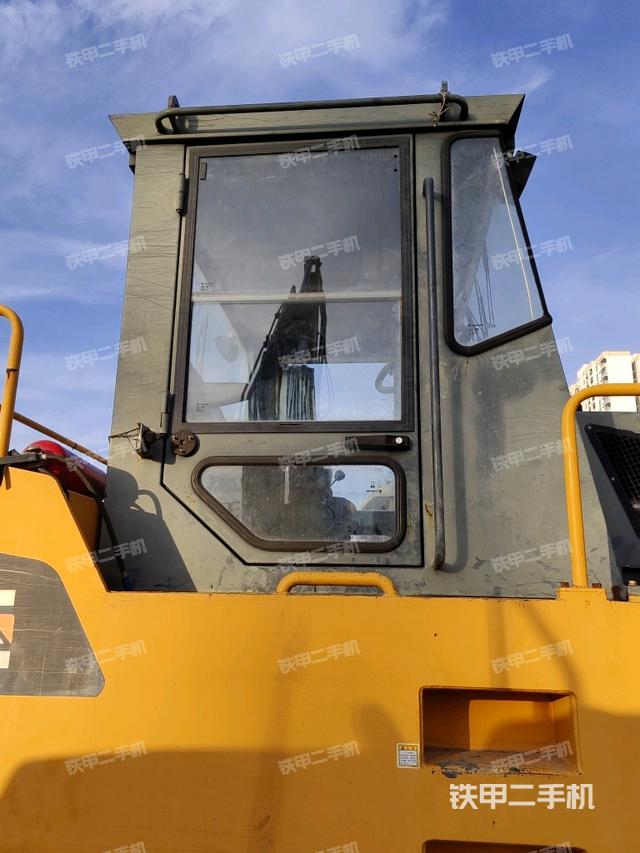 左侧正面照（压路机驾驶室）