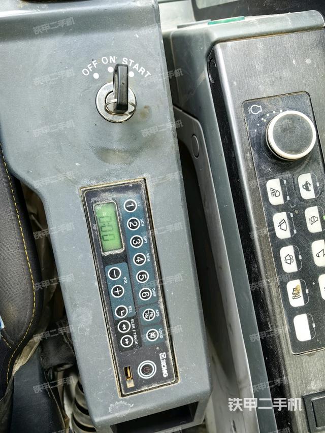 座椅左侧控制台/音响/含左手柄(驾驶室部分) 座椅左侧控制台/音响/含左手柄(驾驶室部分)