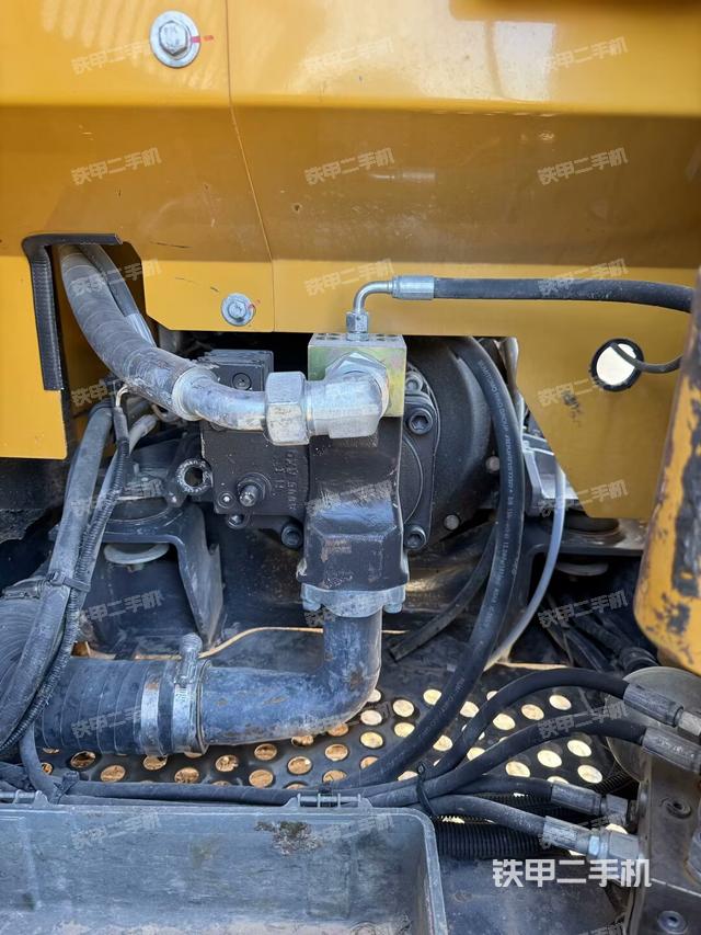 液压泵舱室正面整体（整机外观）