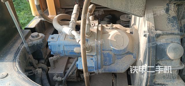 液压泵舱室正面整体(整机外观) 液压泵舱室正面整体(整机外观)