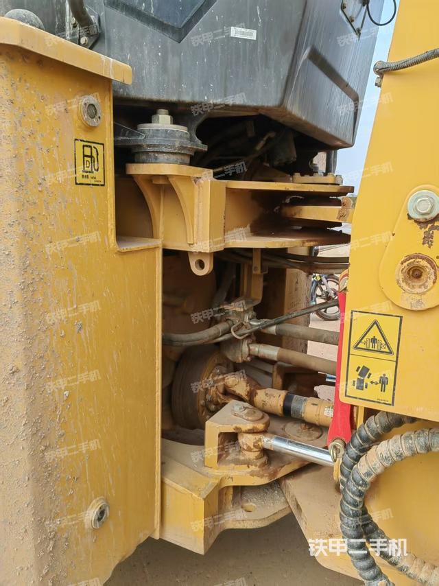 车架铰接（液压/传动系统）