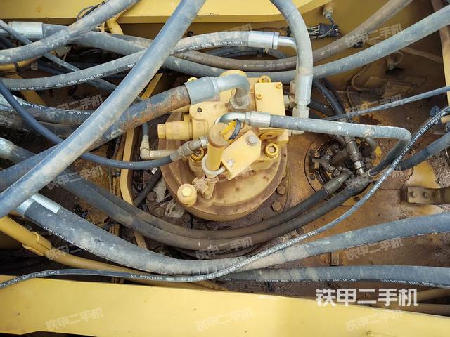 回转马达和主控阀（整机外观）