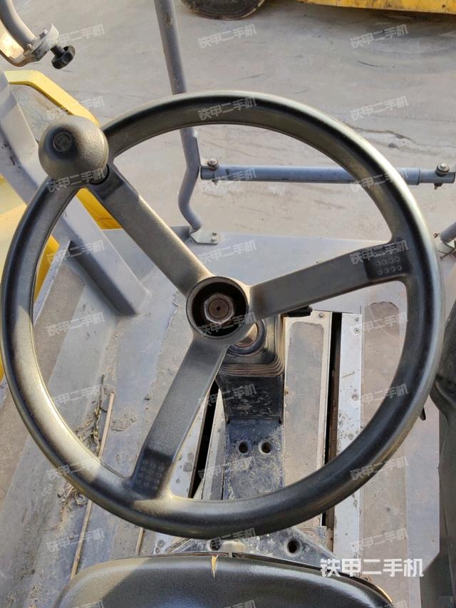 驾驶室内座椅、仪表操作手柄全景（压路机驾驶室）