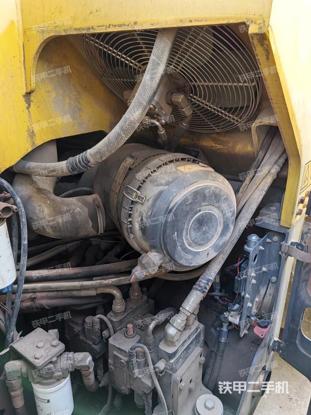 发动机上部全景（压路机发动机舱）