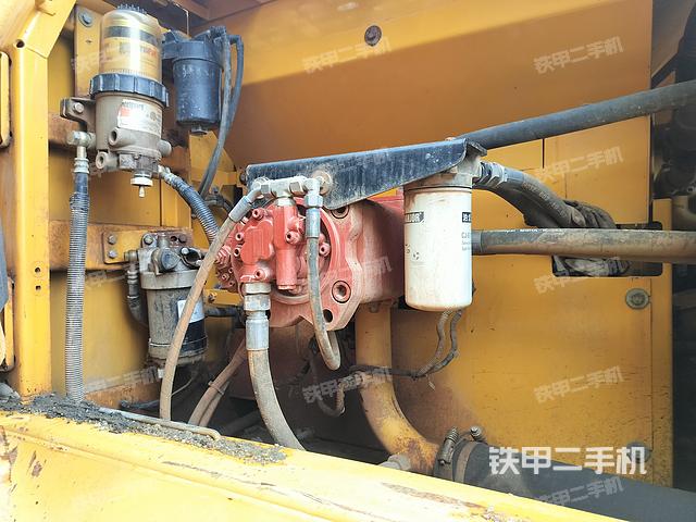 液压泵舱室正面整体（整机外观）