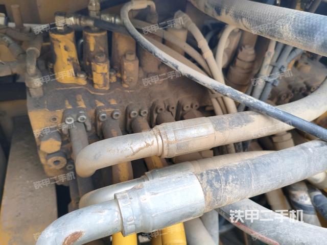 回转马达和主控阀(整机外观) 回转马达和主控阀(整机外观)