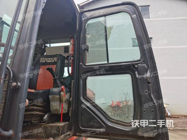 驾驶室顶部(整机外观) 驾驶室顶部(整机外观)