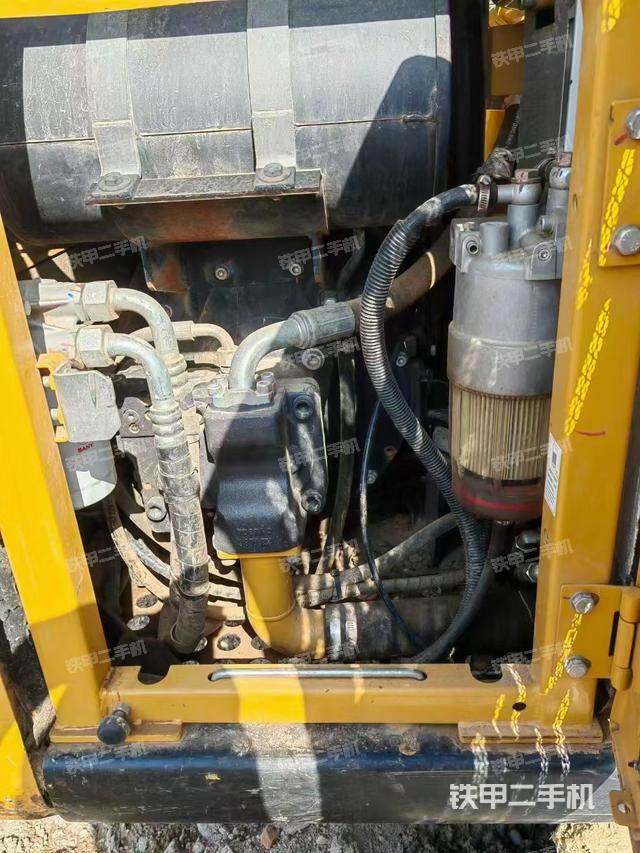 液压泵舱室正面整体(整机外观) 液压泵舱室正面整体(整机外观)