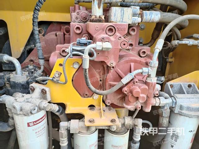 液压泵舱室正面整体(整机外观) 液压泵舱室正面整体(整机外观)