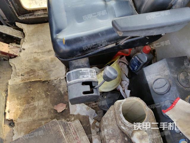 驾驶室内座椅、仪表操作手柄全景（压路机驾驶室）