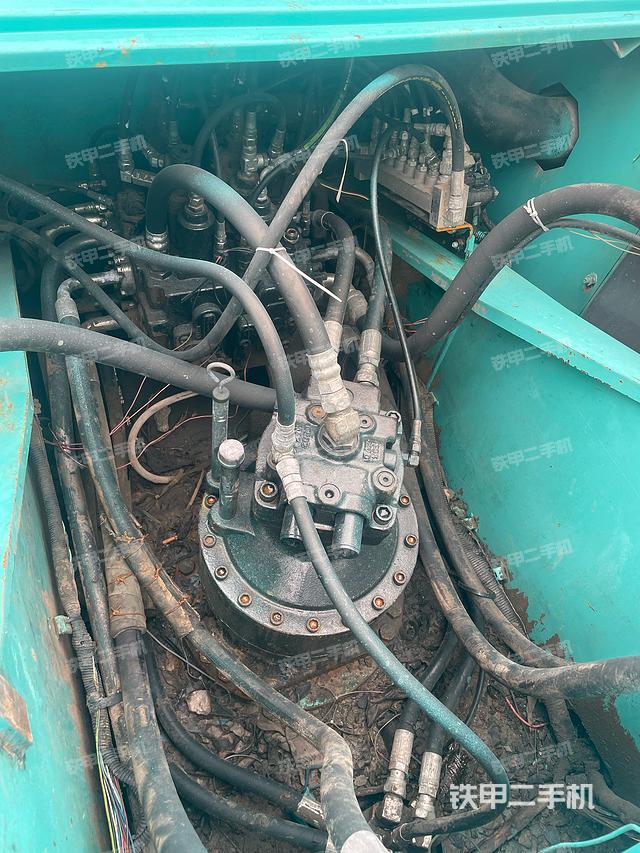 液压泵舱室正面整体(整机外观) 液压泵舱室正面整体(整机外观)