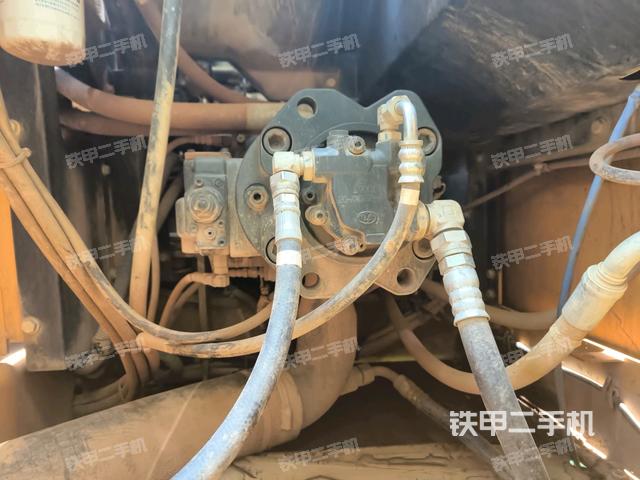 液压泵舱室正面整体(整机外观) 液压泵舱室正面整体(整机外观)