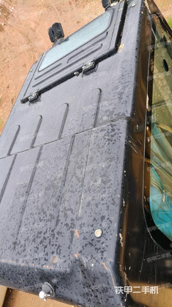 驾驶室顶部(整机外观) 驾驶室顶部(整机外观)