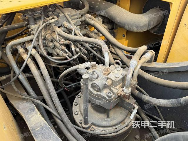 回转马达和主控阀(整机外观) 回转马达和主控阀(整机外观)