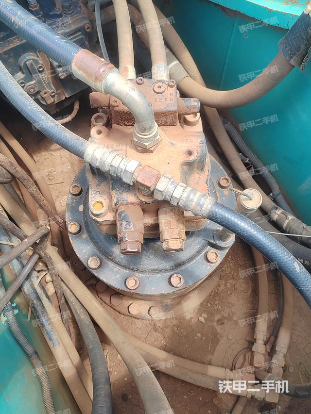 回转马达和主控阀（整机外观）