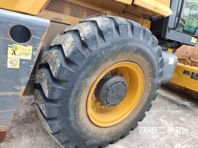 前輪右側(cè)減震塊連接及部件（壓路機前后車架）