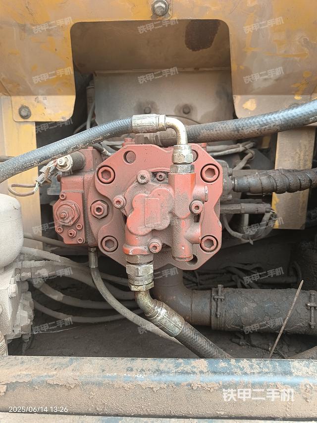 液压泵舱室正面整体（整机外观）