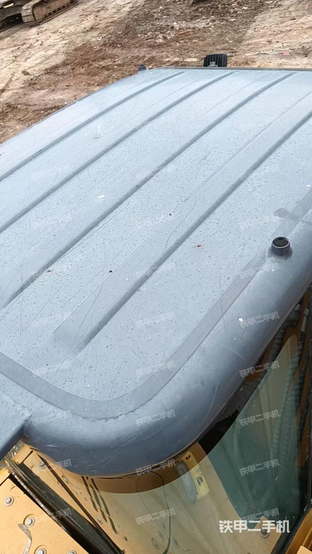 驾驶室顶部(整机外观) 驾驶室顶部(整机外观)