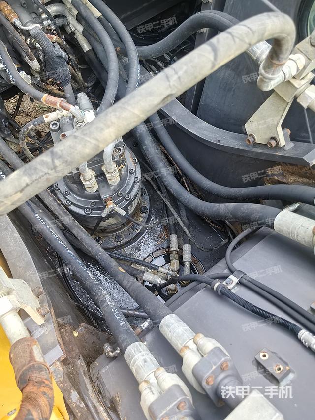 回转马达和主控阀（整机外观）