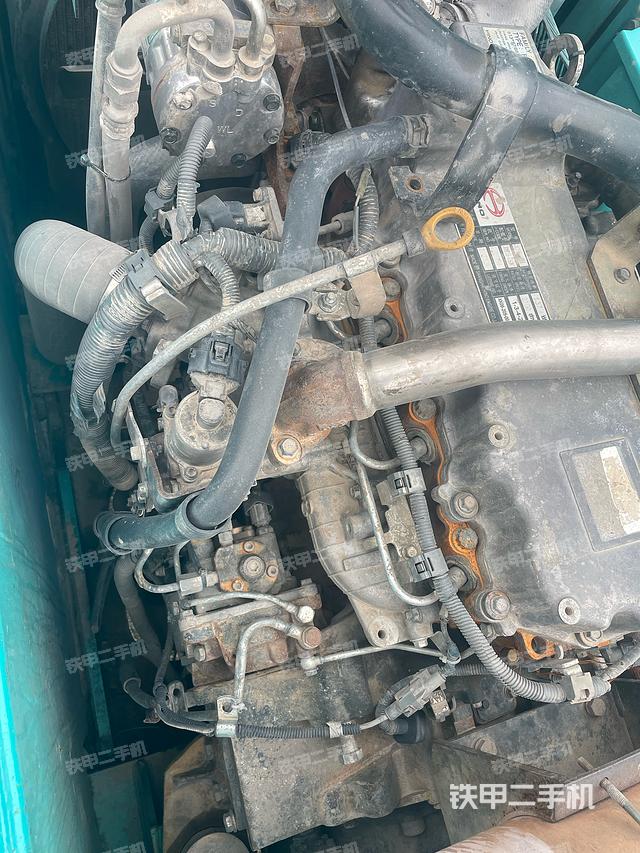 驾驶室顶部(整机外观) 驾驶室顶部(整机外观)