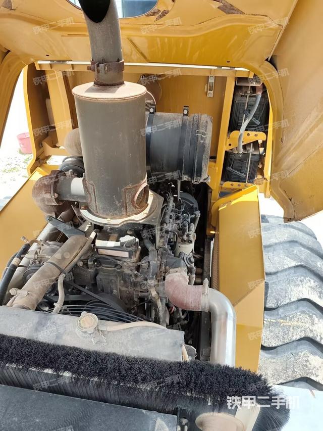 發(fā)動機左側(cè)全景（壓路機發(fā)動機艙）