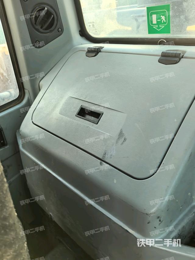 行走控制手柄和踏板 俯拍（驾驶室部分）