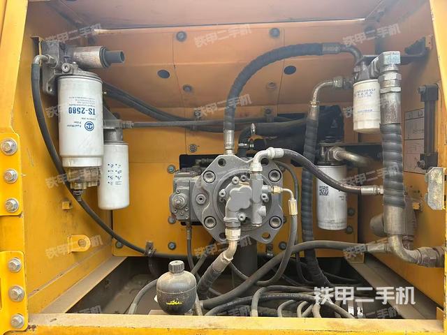 液压泵舱室正面整体(整机外观) 液压泵舱室正面整体(整机外观)
