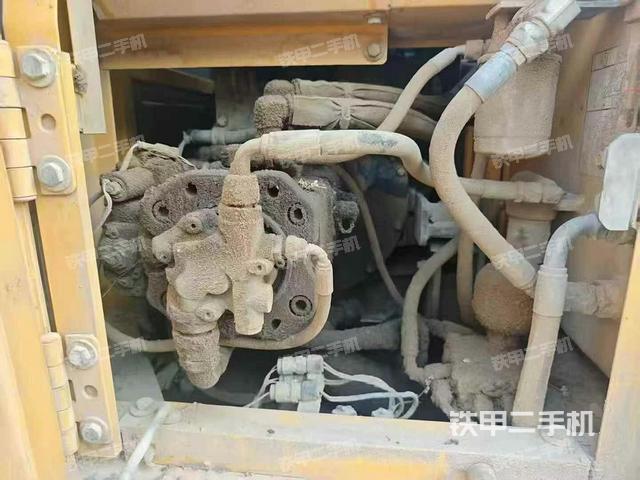 液压泵舱室正面整体(整机外观) 液压泵舱室正面整体(整机外观)