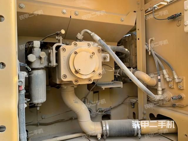 液压泵舱室正面整体(整机外观) 液压泵舱室正面整体(整机外观)